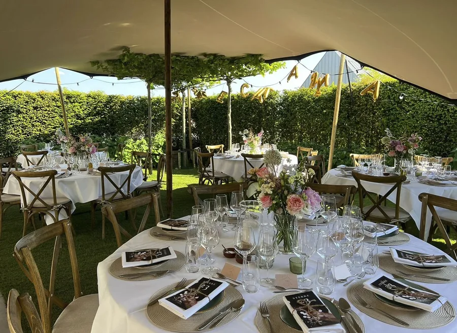 Ronde tafels onder een stretchtent, gedekt voor een diner